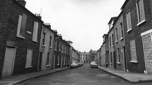 Das Beitragsbild des WDR3 Kulturfeature "Nordirische Dichterfreundschaften" zeigt die Mountjoy Street mit verbarrikadierten Türen und Fenstern in Derry 1974.