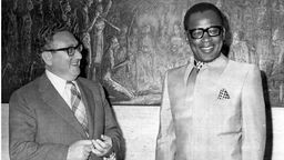 Das Beitragsbild WDR3 Kulturfeature "Die Orgel im Regenwald - Musik für einen Diktator" zeigt Diktatot Mobutu mit Henry Kissinger 1976