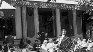 Das Beitragsbild des WDR3 Kulturfeature "Erlkönig und Saint-Germain-de-Prés" zeigt eine schwarzweiß Aufnahme des berühmten Pariser Straßencafe "Aux Deux Magots".