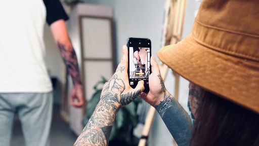 Das Beitragsbild des WDR3 Kulturfeature "Pretty in Ink - Tattoos als Massenphänomen" zeigt eine Szene im Tattoo-Studio Beechhouse in Bochum.