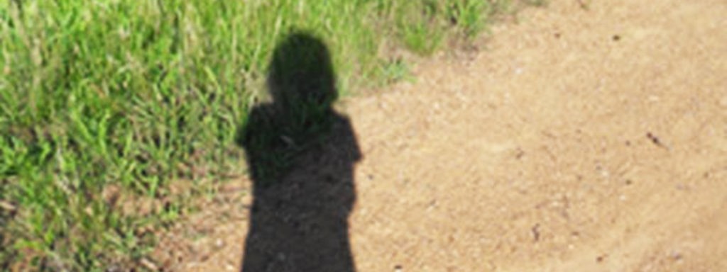 Das Beitragsbild des WDR3 Kulturfeature „Breathing Through Reality“ zeigt den Schatten einer Frau