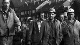 Das Beitragsbild des WDR3 Kulturfeature "Schreibende Arbeiter - Fließband, Stift und Schreibmaschine" zeigt ein schwarzweiß Foto von streikenden Stahlarbeitern in Dortmund 1969.