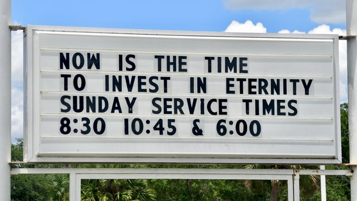 Das Beitragsbild des WDR3 Kulturfeature "Armageddon - eine amerikanische Obsession" zeigt ein Schild der Boulevard Baptist Church in Folrida mit der Aufschrift "Time to invest in eternity".