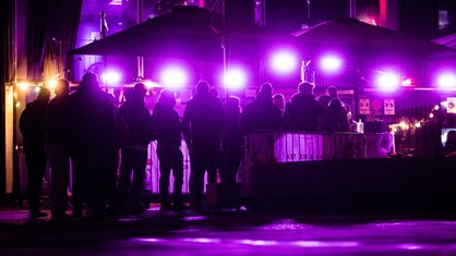 Menschen stehen vor einem Club Schlange, Symbolbild Nachtleben