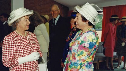 Stephanie Shirley und Queen Elizabeth II