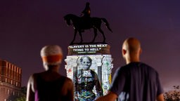 Projektion der Freiheitskämpferin Harriet Tubman auf dem Reiterdenkmal des Generals Robert E. Lee in Richmond USA 2020