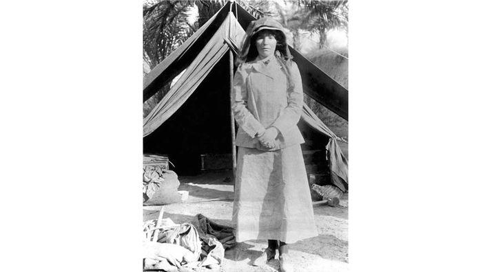 Gertrude Bell bei einer Expedition in Babylon, 1909