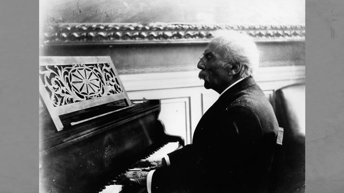 Gabriel Fauré (1845-1924) (Fauré am Klavier, Foto um 1920)