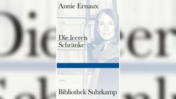 Das Buchcover "Die leeren Schränke" zeigt eine blasse Schwarz-Weiß-Aufnahme von Annie Ernaux vor einem Bücherregal.