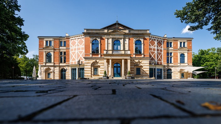 Platz vor dem Bayreuther Festspielhaus.