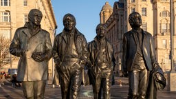 Lebensgroße Statuen der Beatles in Liverpool.