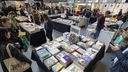 Menschen besuchen die Buchmesse "Foire du Livre de Bruxelles"
