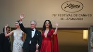 Michael Douglas winkt den Fotografen zusammen mit Ehefrau Catherine Zeta-Jones (r) und ihrer gemeinsamen Tochter Carys Zeta Douglas (l) bei der Eröffnungsfeier der 76. Internationalen Filmfestspielen in Cannes.