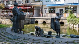 Eine Skulpturengruppe von Frauen an der Warmen Pader.