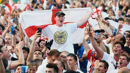 Fans mit England-Fahnen und Trikots singen bei der EM 2016 die Nationalhyme.