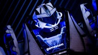Ein Roboter mit dem Logo der Gamescom steht auf einer Pressekonferenz im Vorfeld der Gamescom 2022. 