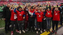 Initiative "Kicken und Lesen" - Pokalübergabe an junge Fußballer im Stadio.