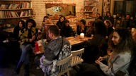 Junge Menschen in einem Café in Teheran