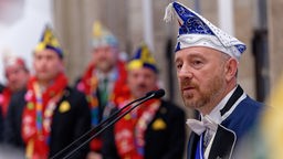 Aaron Knappstein, Präsident des jüdischen Karnevalsvereins «Kölsche Kippa Köpp», spricht bei einer Veranstaltung zum Auftakt der Karnevalssession im Rathaus.