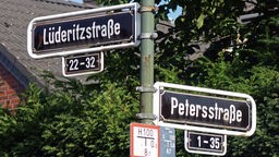 Straßenschilder mit der Aufschrift: "Lüderitzstraße" und "Petersstraße".