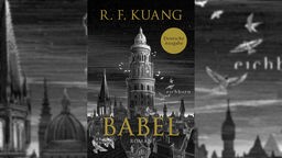 Das Buchcover "Babel" von Rebecca F. Kuang zeigt die Schwarz-Weiß-Zeichnung einer Stadt, in deren Mitte ein großer Turm herausragt.