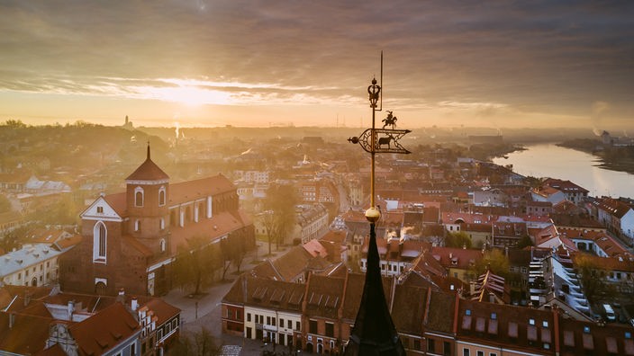 Blick über die Dächer von Kaunas, zweitgrößte Stadt Litauens. Kaunas ist Europäische Kulturhauptstadt 2022. 