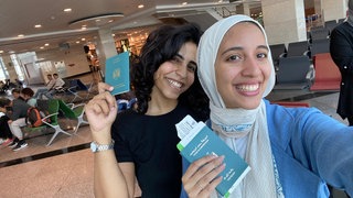 Selfie von Reem Abdulkader Abdulaziz (links) und Rodaine Mostafa Amin,  kurz vor dem Abflug mit ihren Pässe und Flugtickets.