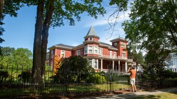Touristen besuchen und fotografieren das Haus von Stephen King in Bangor, Maine