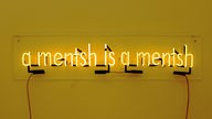 "Ohne Titel – a mentsh is a mentsh" (2020) des Künstlers Naneci Yurdagül