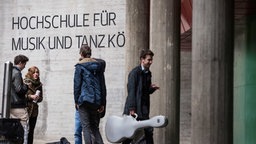 Hochschule für Musik und Tanz Köln, Studierenden stehen vor dem Hochschulgebäude.