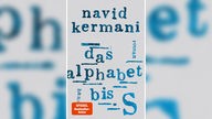 Buchcover "Das Alphabet bis S" von Navid Kermani mit dem Titel in blauen Buchstaben auf grauem Grund.