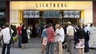 Eingangsbereich des Kino Lichtburg in Oberhausen mit Publikum.