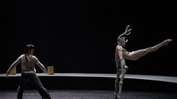 Javier Cacheiro Alemán (Peer Gynt), Arthur Henderson (Ein Hirsch) in einer Szene aus "Peer Gynt" am Theater Dortmund