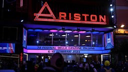 Sanremo Festival 2024: Der mit Leuchtschrift versehene Eingang des "Ariston" Theaters. 