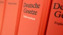 Mehrere rote Sammelbände für Ergänzungen und Loseblattsammlungen Deutscher Gesetze nebeneinander.