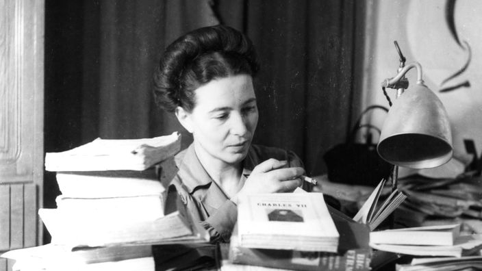 Simon de Beauvoir an ihrem Schreibtisch in Paris, 1945