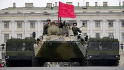 Militärfahrzeuge der russischen Armee nehmen an einer Probe für die Militärparade zum Tag des Sieges am 09. Mai 2023 teil