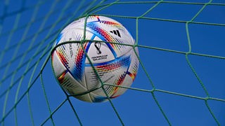 Der offizielle Spielball der WM-2022 in einem Tornetz