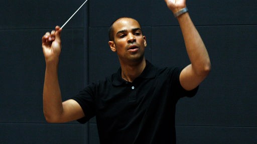 Kevin John Edusei dirigiert während des Dirigentenforums im Konzerthaus Berlin 