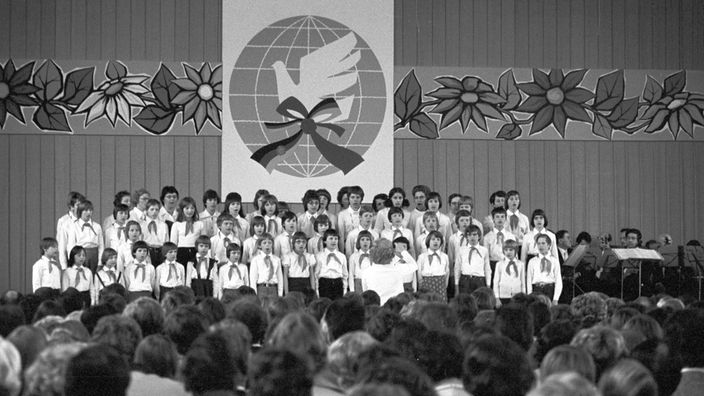 Das Beitragsbild des WDR3 Musikporträt "Die Songs der Pioniere oder der Soundtrack für die DDR" zeigt eine Jugendweihe-Feier im Haus der Bauarbeiter in Cottbus 1978.