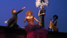 Das Beitragsbild des WDR3 Musikporträt "Der Menschliche" zeigt eine Probenszene aus der Oper "Der lächerliche Prinz Jodelet" von Reinhard Keiser in der Hamburgischen Staatsoper.