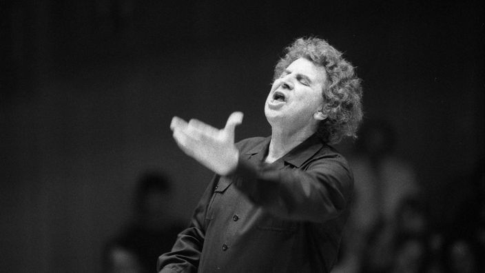 Der griechische Komponist und Sänger Mikis Theodorakis während eines Konzerts in Bern 1990