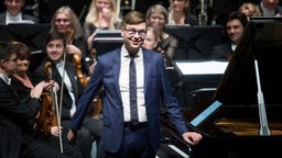 Das WDR3 Musikporträt "Die Schönheit der Vergangenheit ist die Heimat der Zukunft" zeigt das Iceland Symphony Orchestra mit Pianist Vikingur Ólafsson im Großen Festspielhaus in Salzburg 15.11.2019.