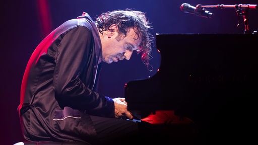 Der kanadische Pianist Chilly Gonzales während seines Auftritts beim 57. Montreux Jazz Festivals auf.