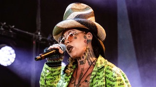Die britische Sängerin Greentea Peng bei ihrem Auftritt auf dem Roskilde Festival 2023.