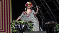 Sofia Kourtesis tritt beim Wide Awake Festival auf, Brockwell Park, London, 27. Mai 2022.