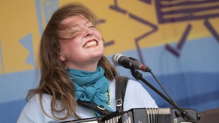 Alicia Edelweiss tritt beim 41. Womad-Festival auf, das im Charlton Park in der Nähe von Malmesbury in Wiltshire, Großbritannien, stattfand.