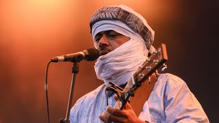 Tinariwen bei ihrem Auftritt auf dem Roskilde Festival 2023.