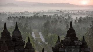 Blick von der Tempelanlage Borobudur auf die Landschaft der indonesischen Insel Java im Morgennebel