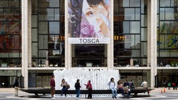 Die Metropolitan Opera in New York mit einem großformatigen "Tosca" Plakat
